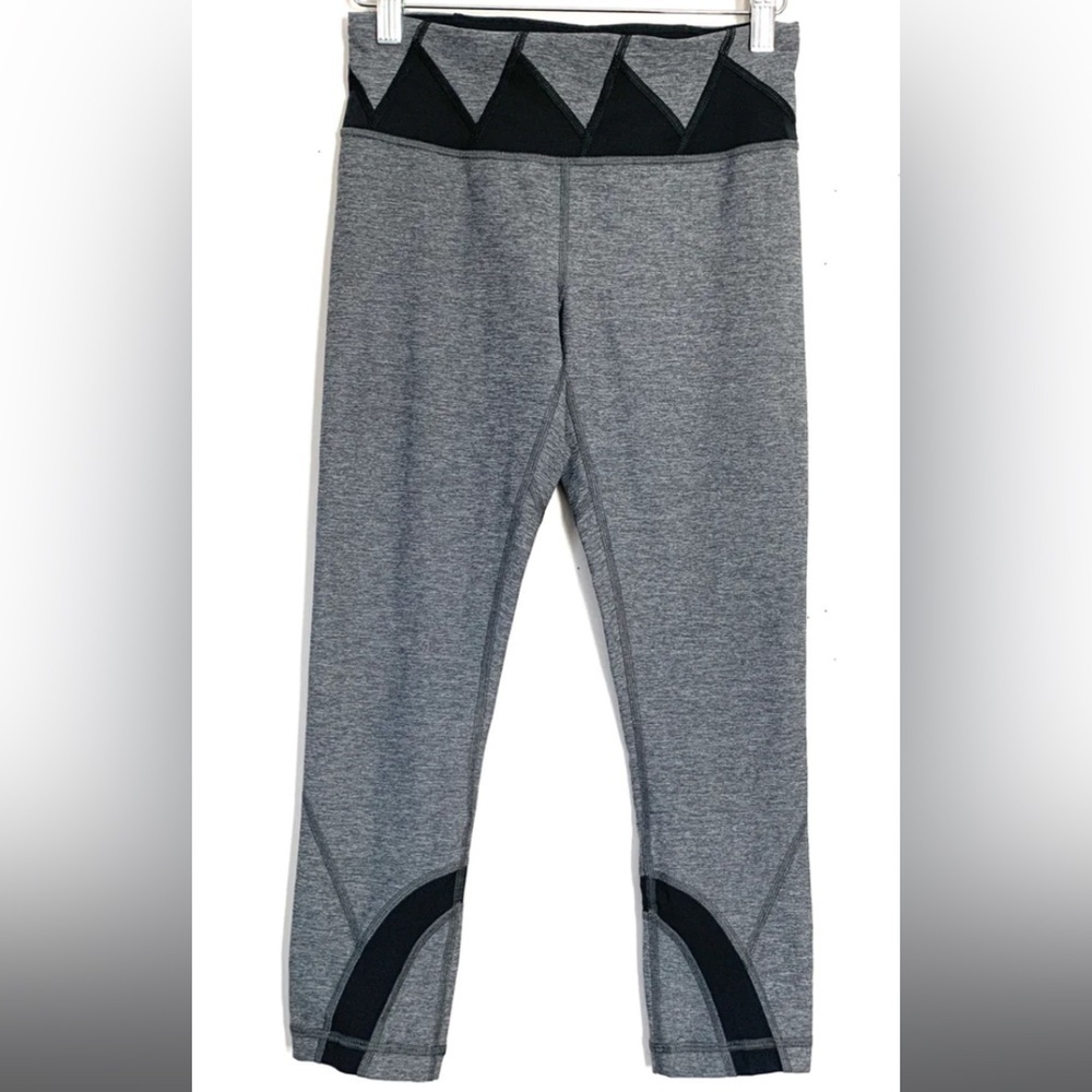 LULULEMON HEATHERED GREY LEGGING WITH TRIANGLE DETAIL PANEL- SIZE 4 (INSEAM 21”)